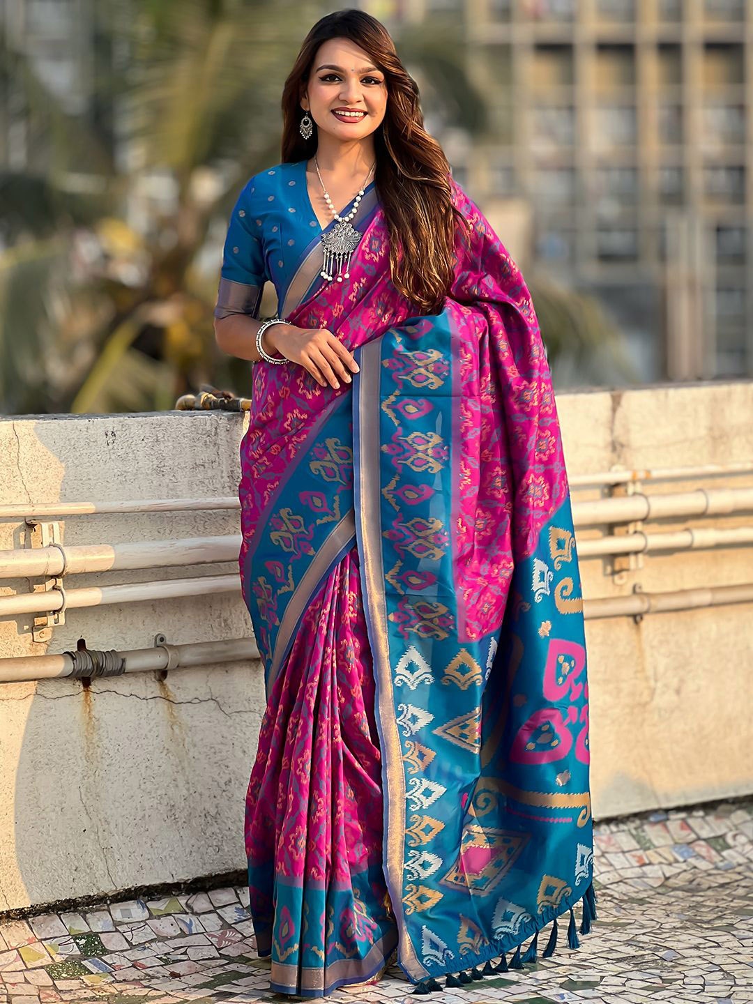 

LeeliPeeri Designer Woven Design Zari Patola Saree, Purple