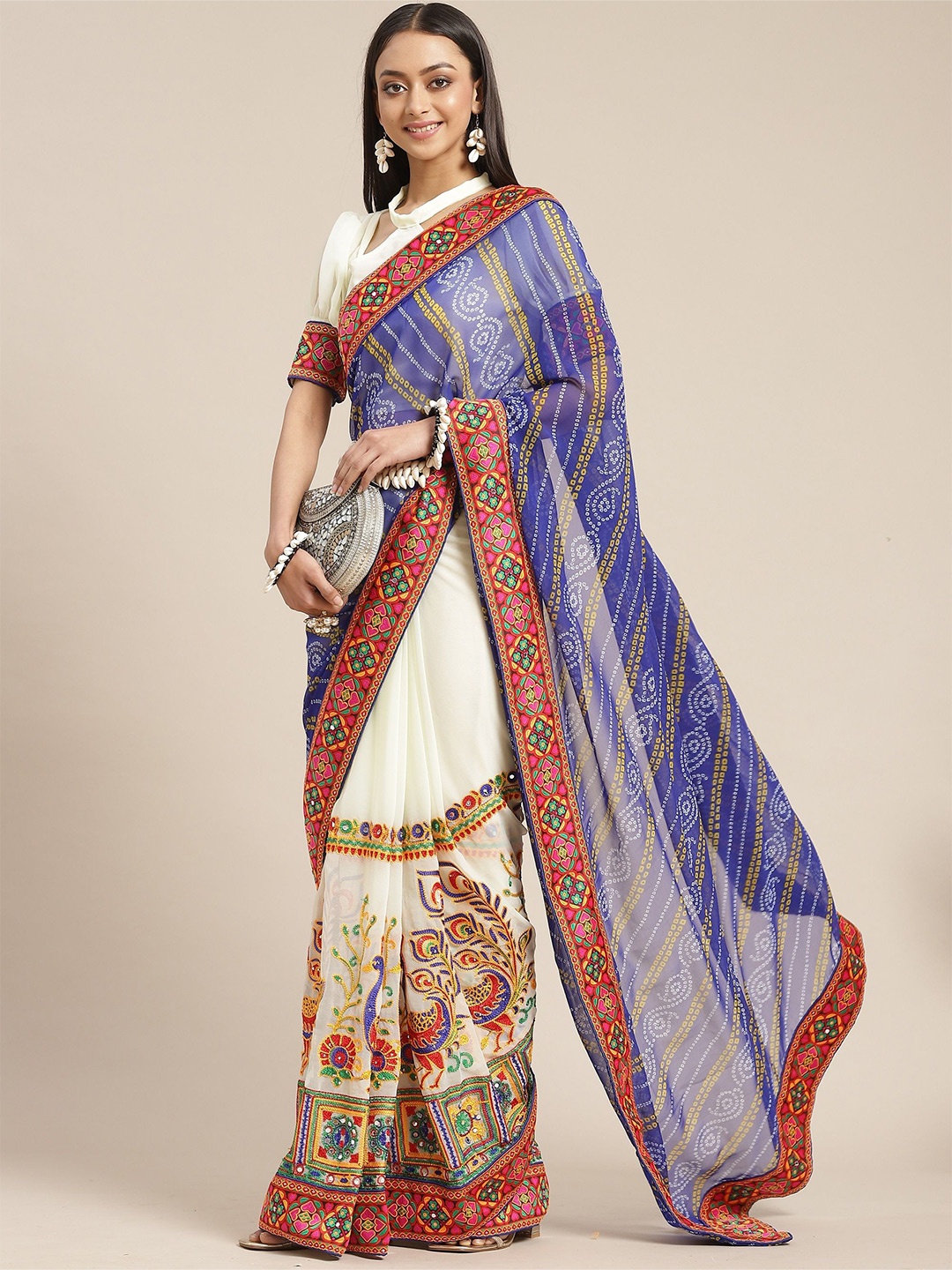 

DIVASTRI Bandhani Kutchi Embroidery Poly Georgette Bandhani Saree, White