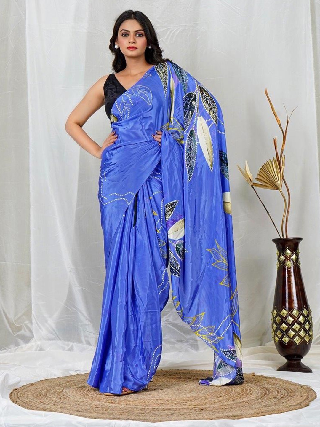 

EARTH O FAB Floral Pure Crepe Saree, Blue