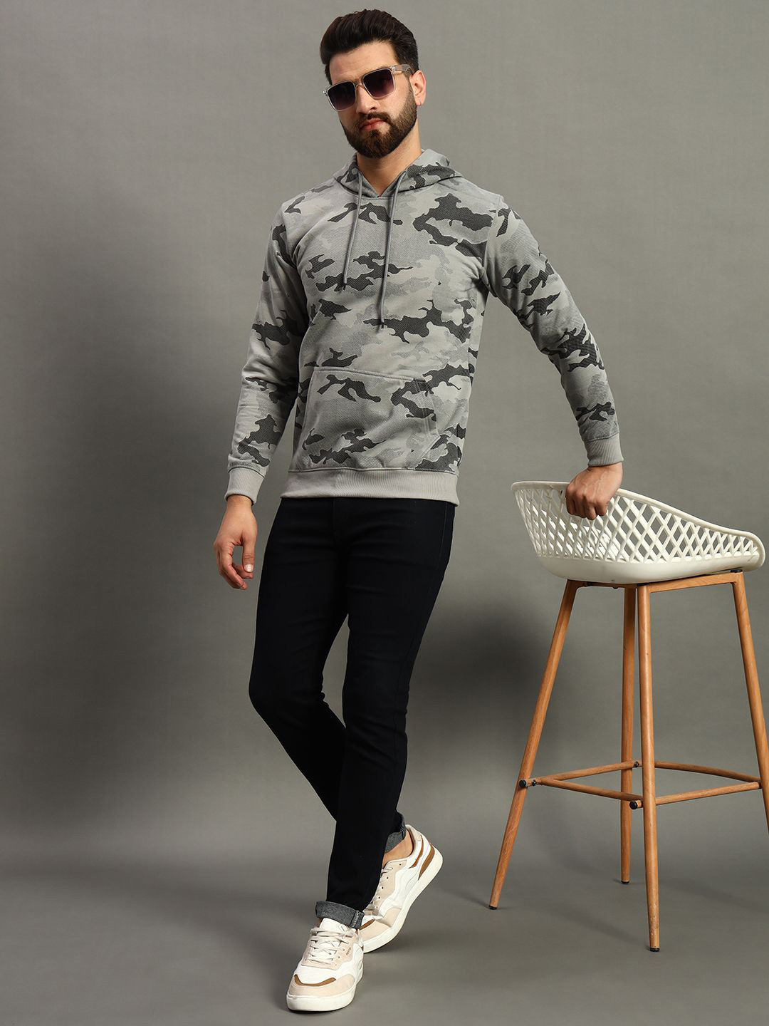 

HUSHBUCKS Men Printed Hooded Sweatshirt, Grey