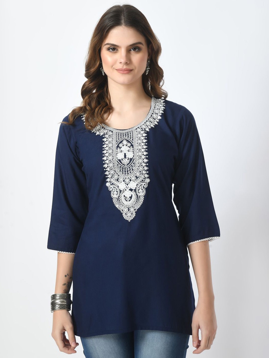

LIBOZA Floral Embroidered Chikankari Chikankari Kurti, Navy blue