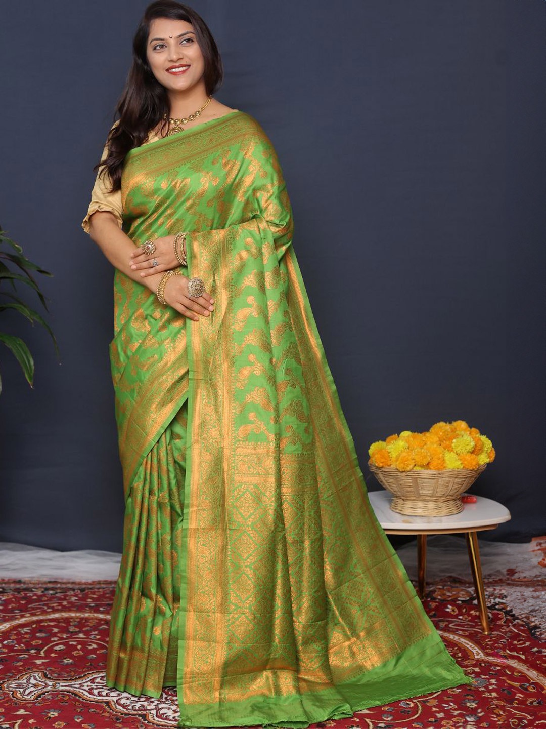 

amirat Woven Design Zari Pure Silk Banarasi Saree, Green