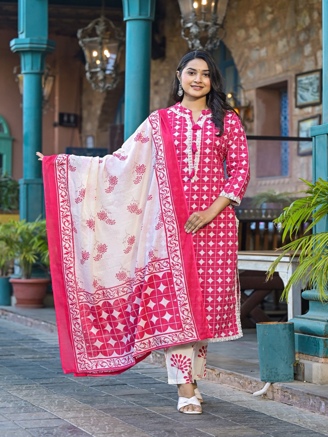 

AUTUMN LANE Women Floral Printed Regular Pure Cotton Kurta with Trousers & With Dupatta, Pink