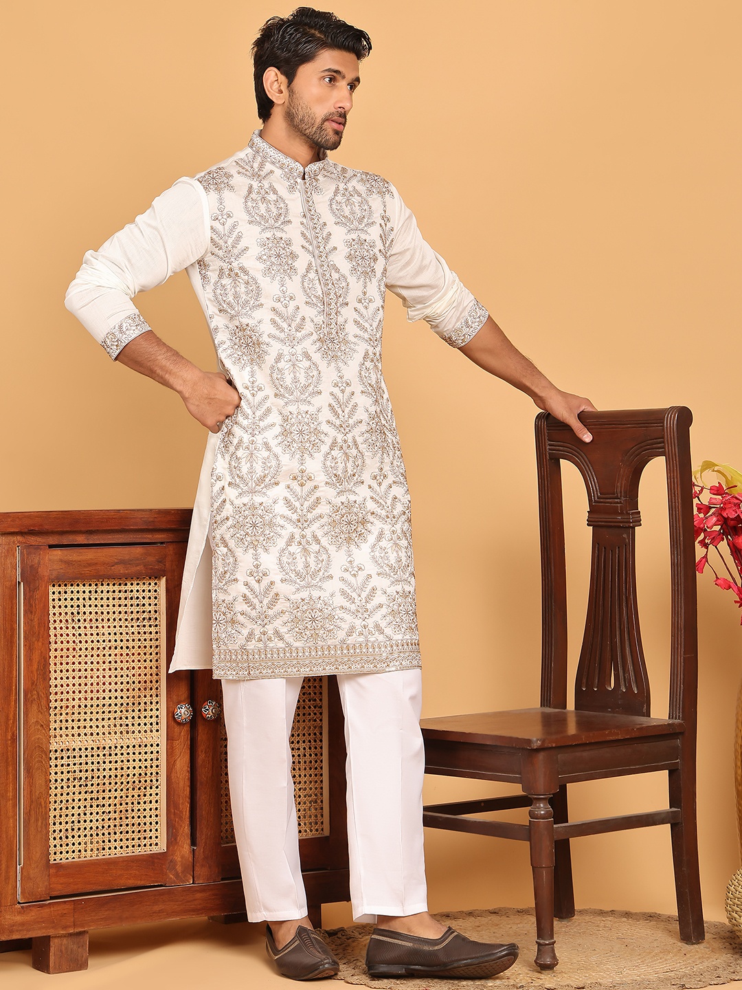 

Jompers Floral Embroidered Thread Work Straight Kurta With Pyjamas, White