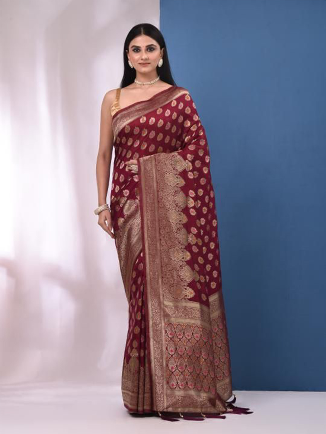 

VIBHAVARI Woven Design Zari Silk Blend Saree With Blouse Piece, Maroon