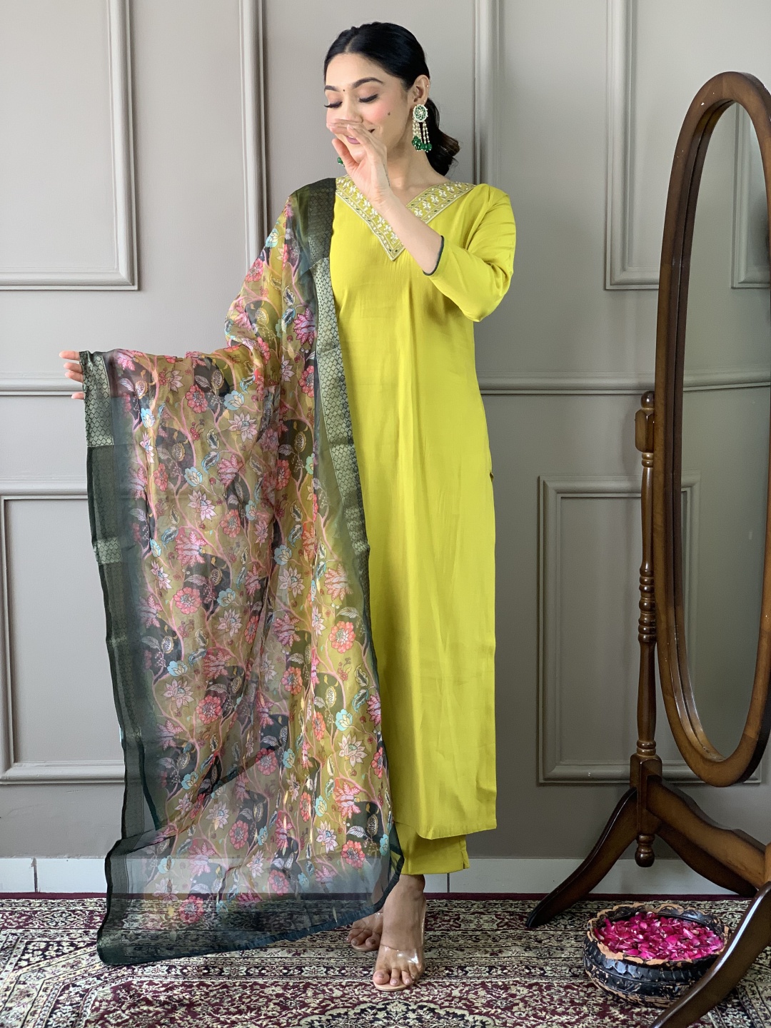 

choiceit Floral Embroidered Zari Straight Kurta With Trouser And Dupatta, Green