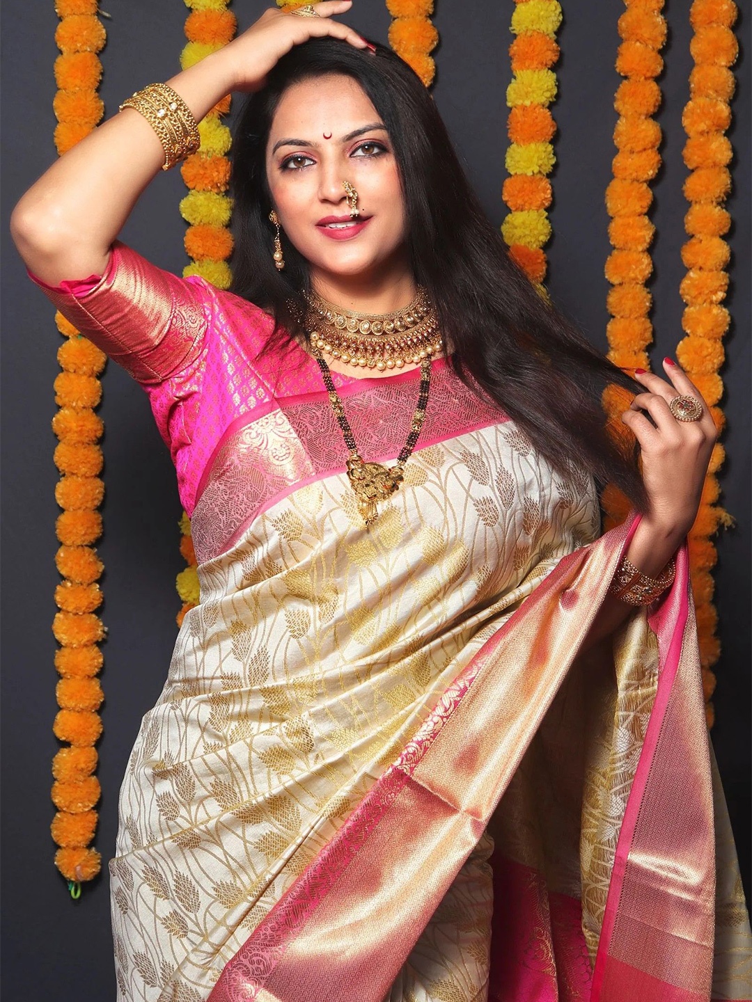

DIVASTRI Woven Design Zari Silk Blend Kanjeevaram Saree with Blouse Piece, Cream