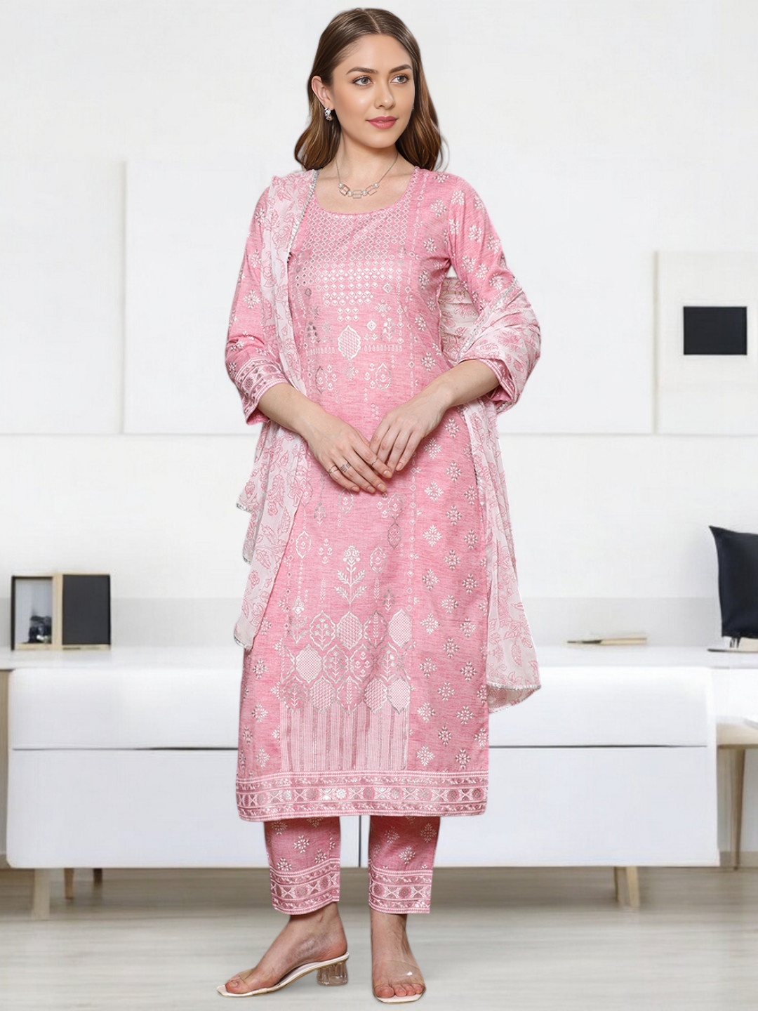 

Jeff co-op Floral Printed Round Neck Straight Kurta With Trousers & Dupatta, Pink