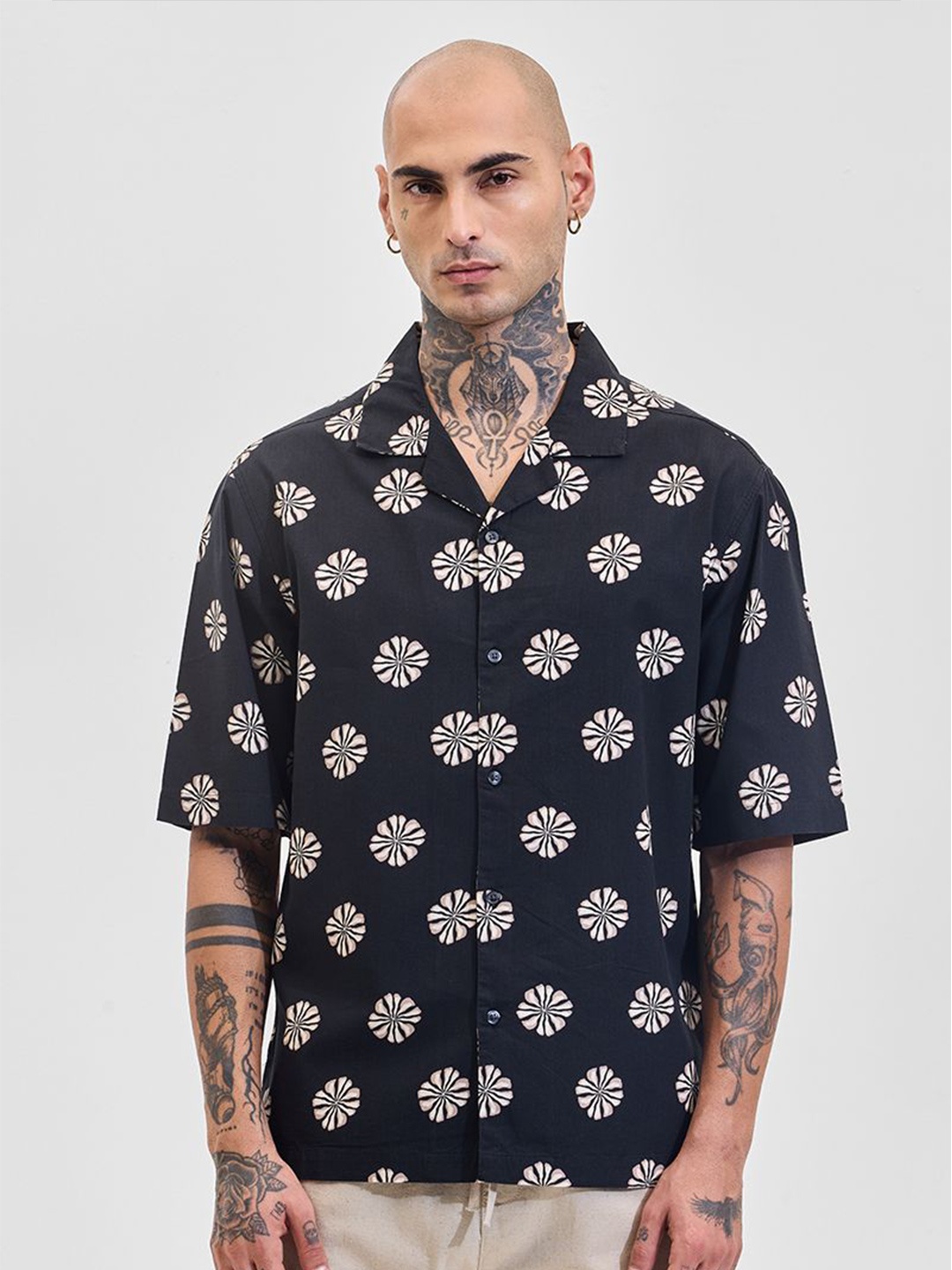 

Snitch Men Boxy Floral Opaque Printed Casual Shirt, Black