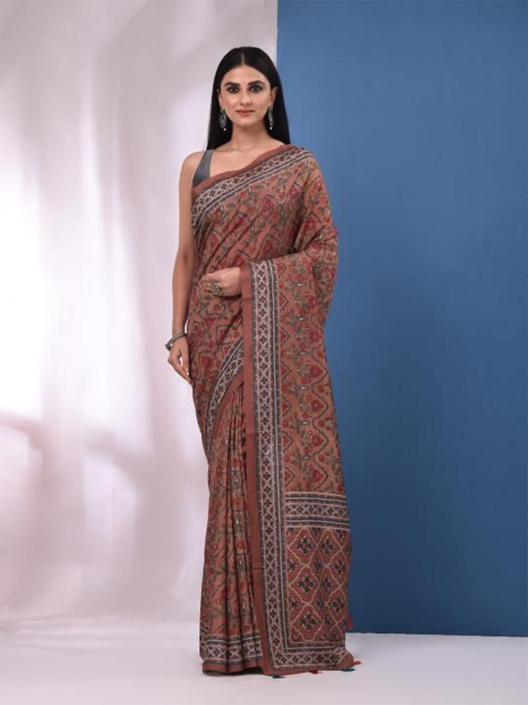 

VIBHAVARI Floral Printed Saree, Peach