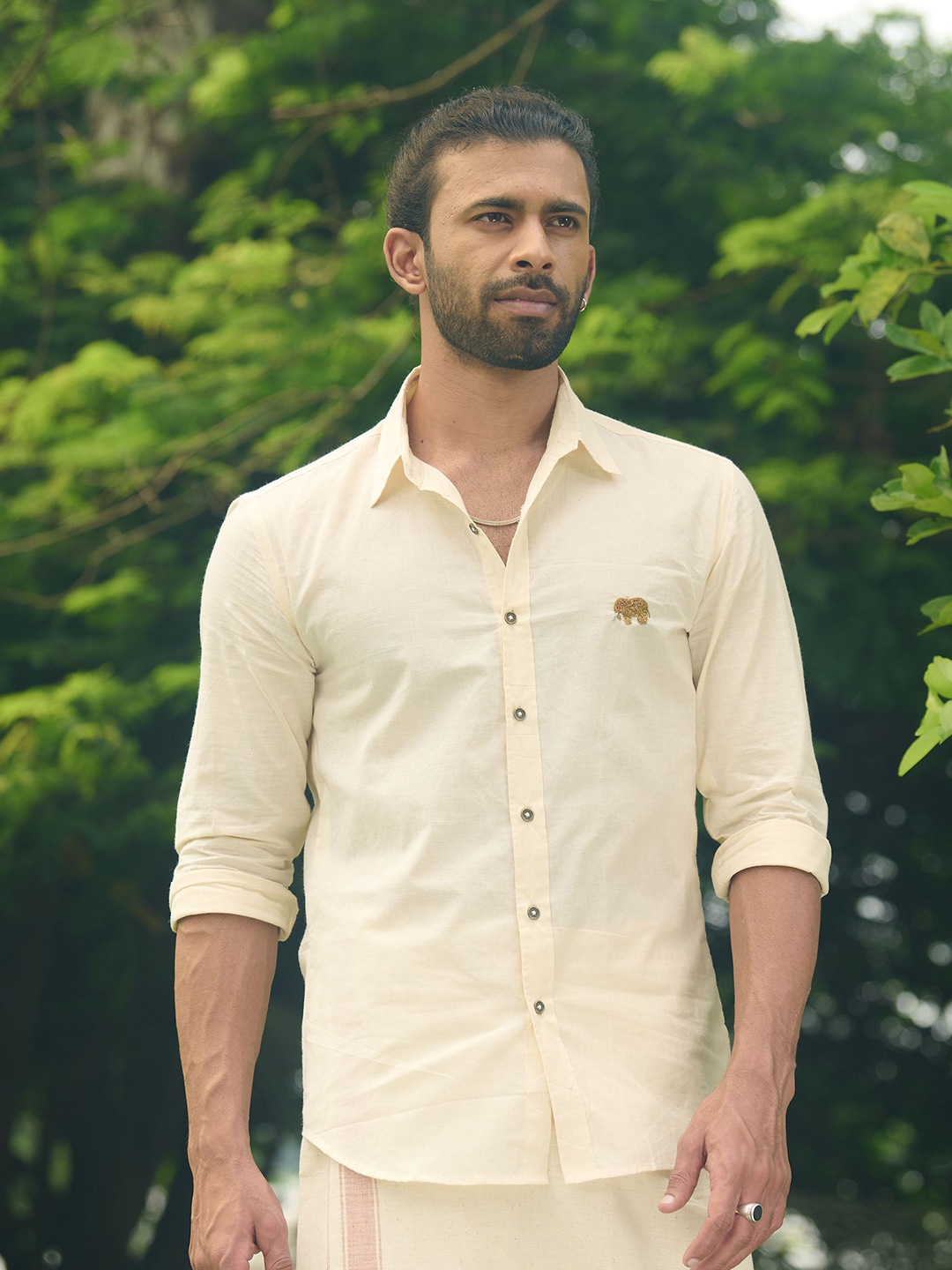 

Seamstress Men Classic Fit Spread Collar Solid Cotton Casual Shirt, Off white