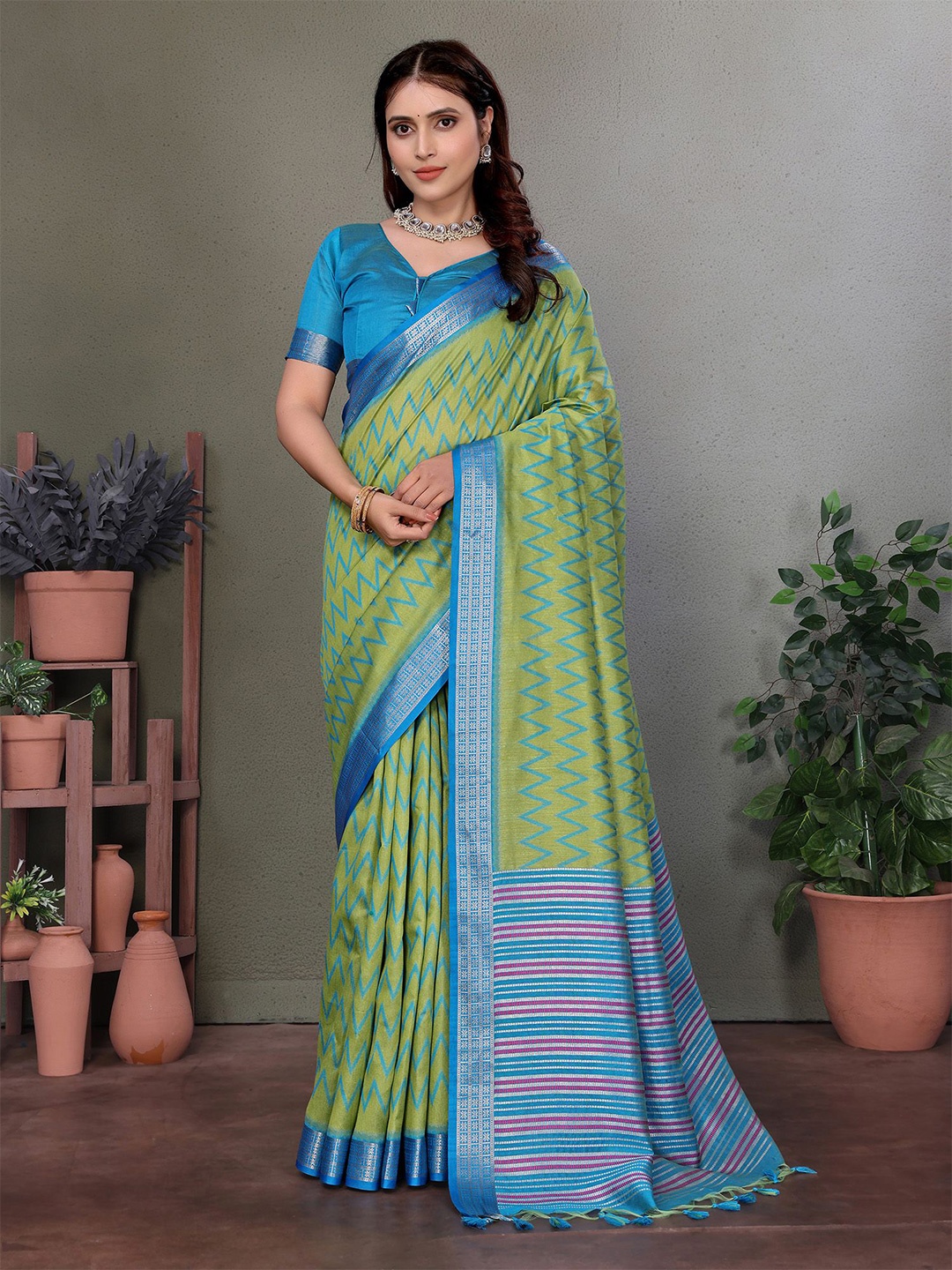 

elora Woven Design Zari Silk Blend Saree With Blouse Piece, Green