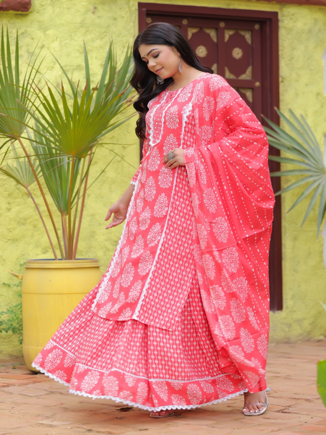 

GEKHA Floral Printed Mirror Work Straight Kurta With Skirt And Dupatta, Pink
