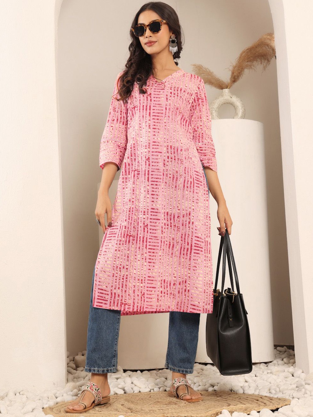 

Varanga Geometric Printed V-Neck Cotton Straight Kurta, Pink
