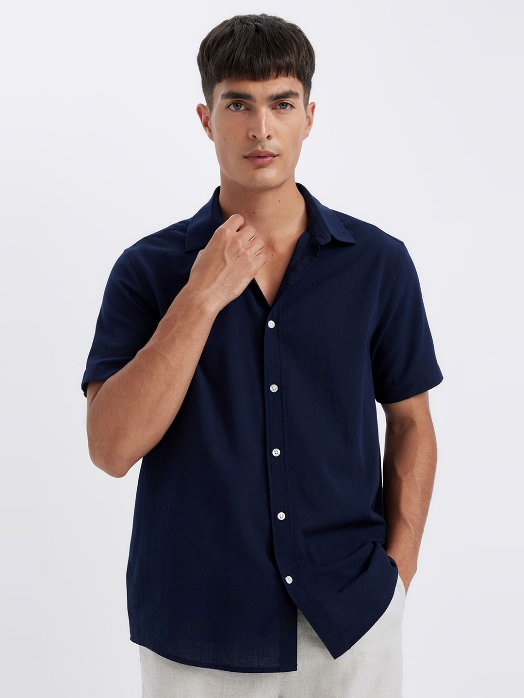 

DeFacto Men Spread Collar Solid Cotton Casual Shirt, Navy blue