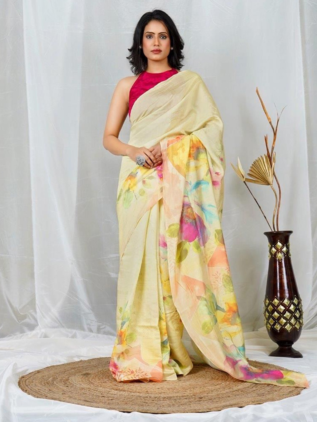 

EARTH O FAB Floral Pure Crepe Saree, Cream