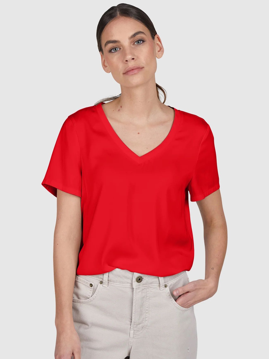

COLOR CAPITAL Women V-Neck Pockets T-shirt, Red