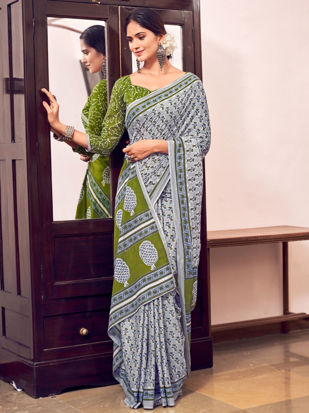 

Moda Rapido Floral Pure Cotton Bagru Saree, Grey