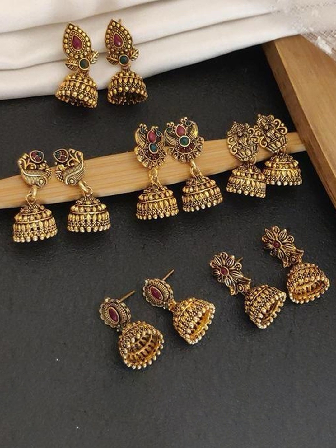 

TANLOOMS Classic Jhumkas Earrings, Gold