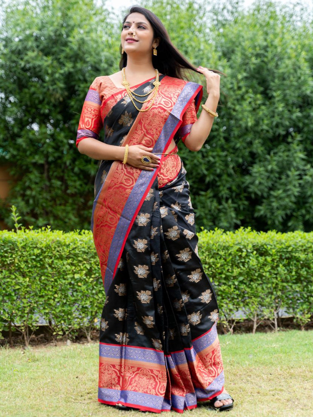 

amirat Woven Design Zari Pure Silk Kanjeevaram Saree, Black