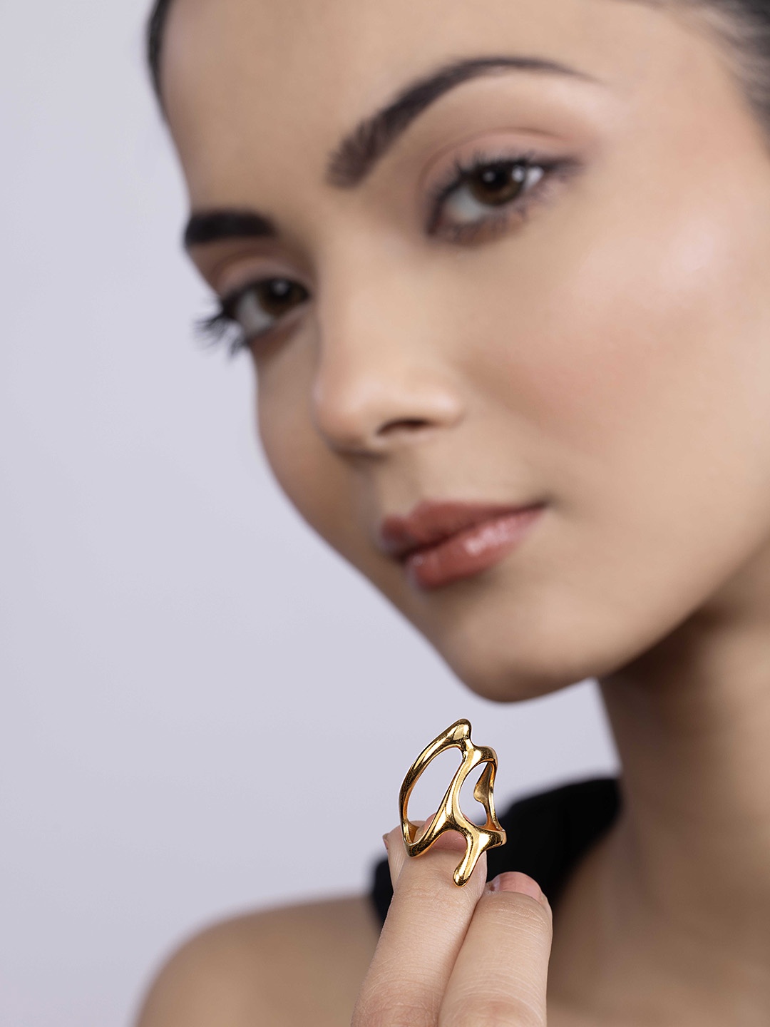 

KAORI BY SHREYA AGARWAL Gold Plated Stylish Cut-Out Textured Finger Ring