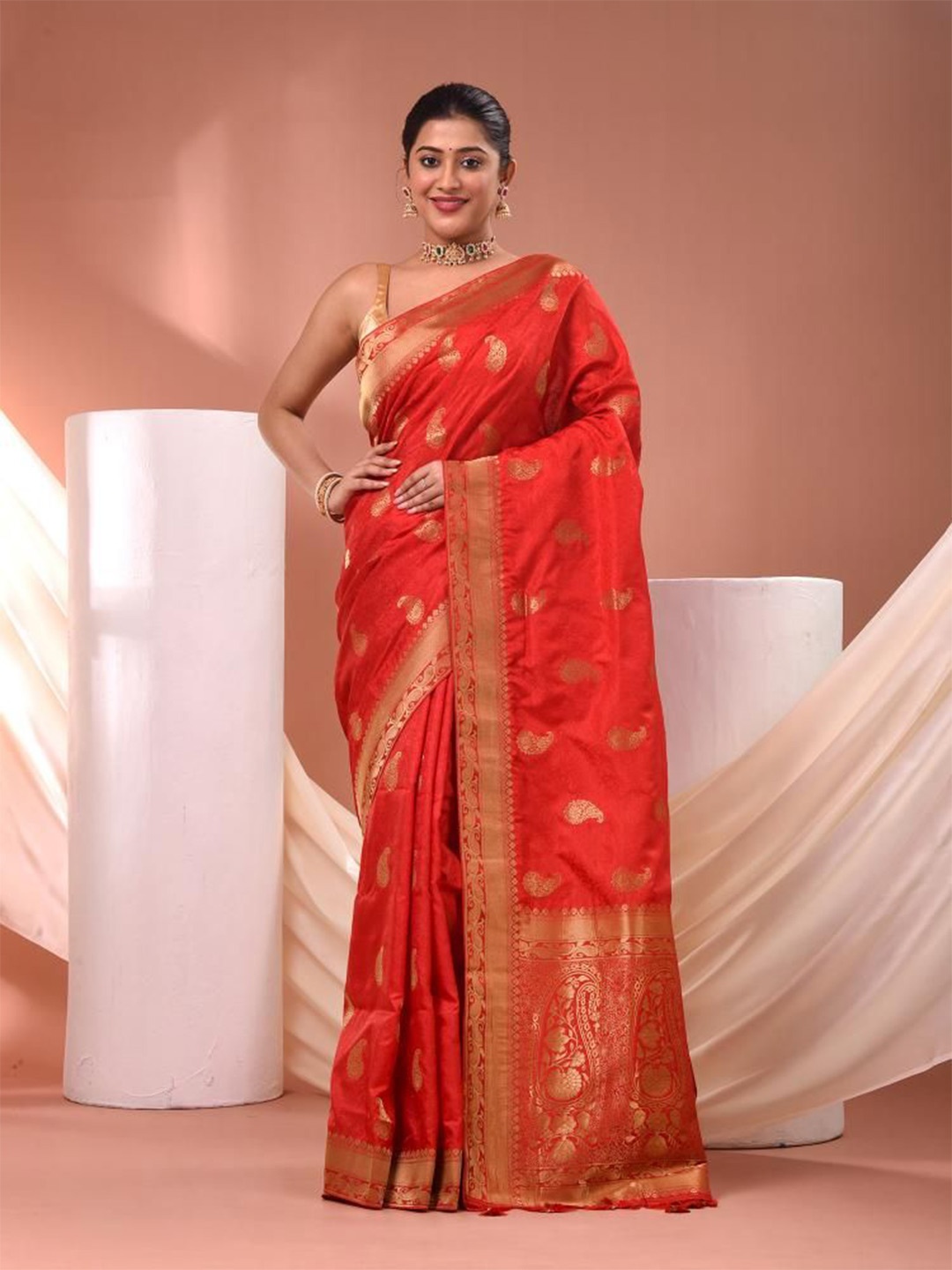 

VIBHAVARI Ethnic Motifs Woven Design Zari Saree, Red