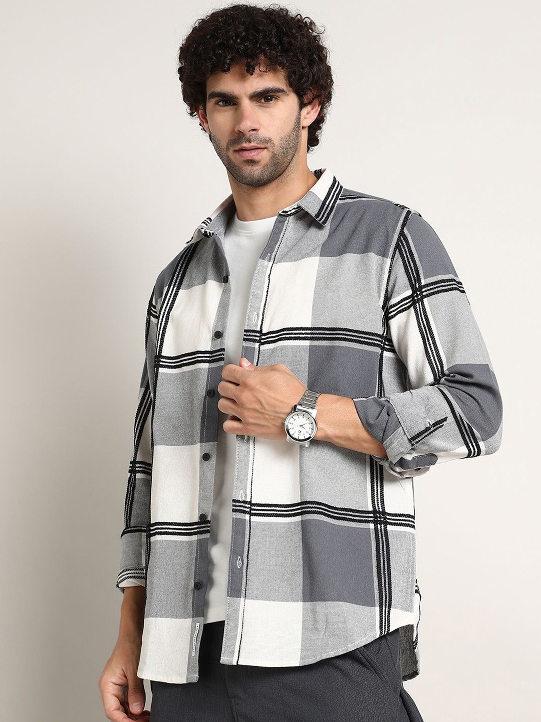 

Campus Sutra Men Comfort Fit Spread Collar Checked Cotton Casual Shirt, Grey