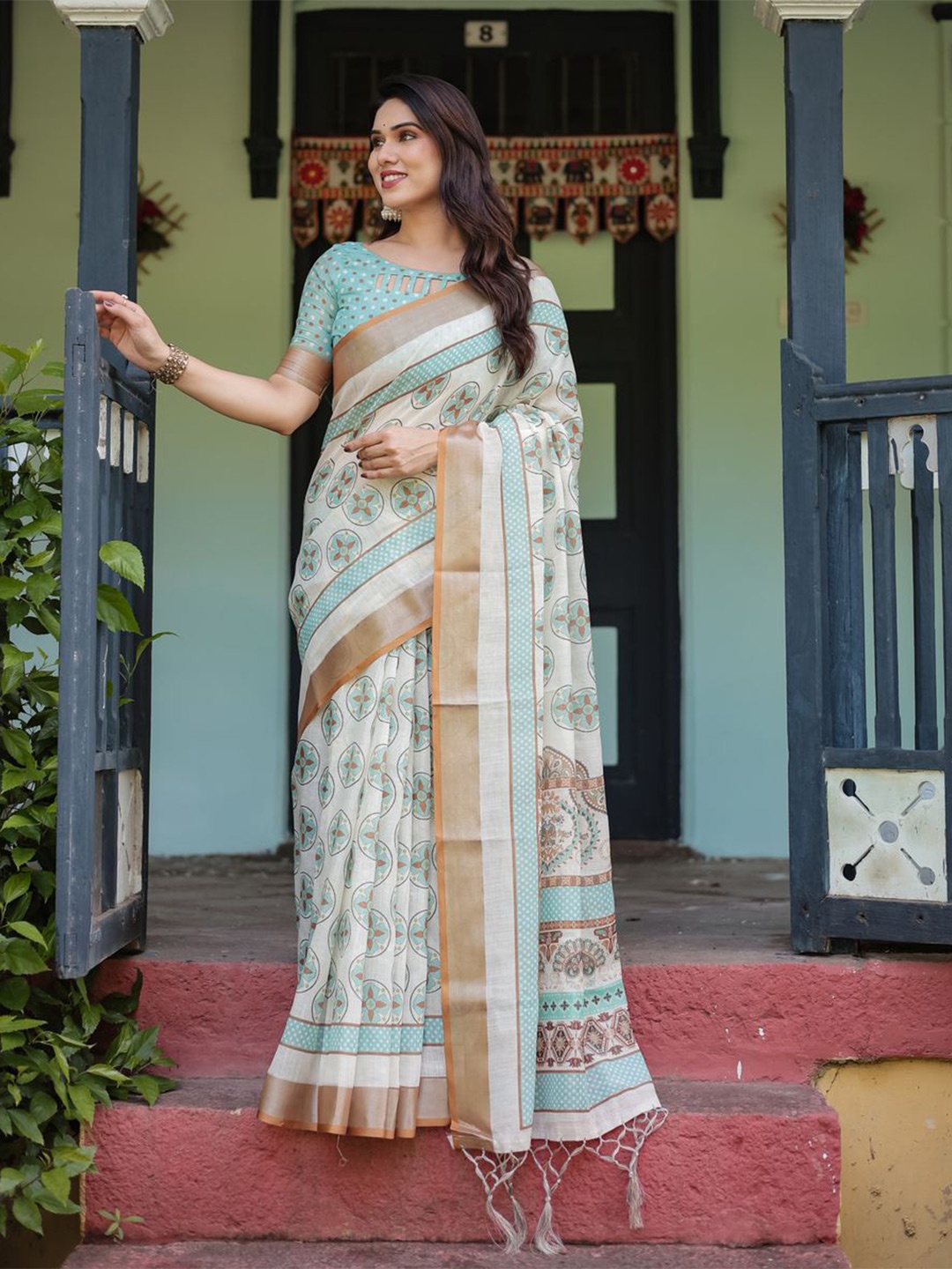 

ALMAARI FASHION Floral Zari Pure Linen Banarasi Saree, White
