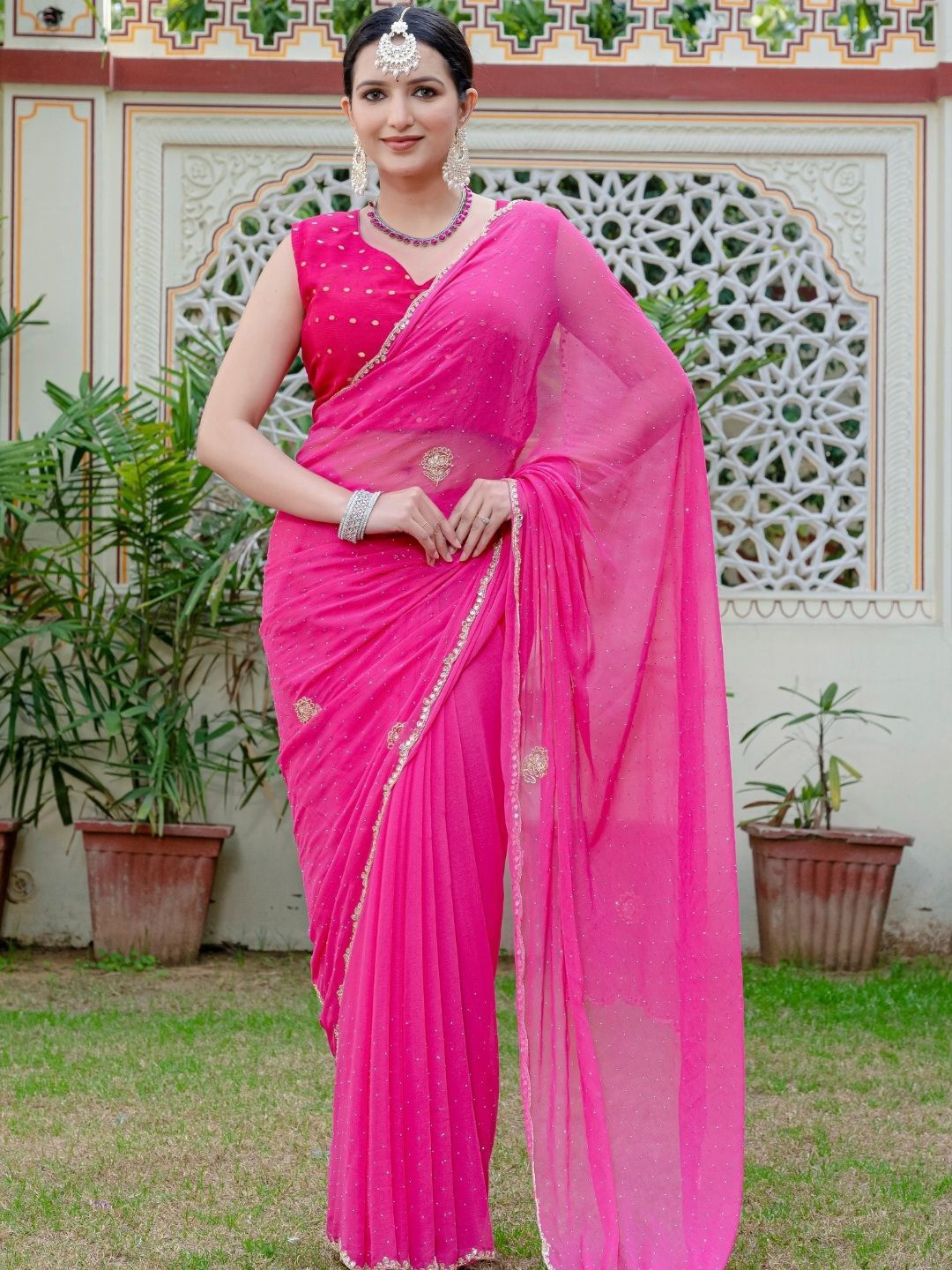 

PRETTY PALLU Women Embellished Beads and Stones Embroidered Saree, Pink
