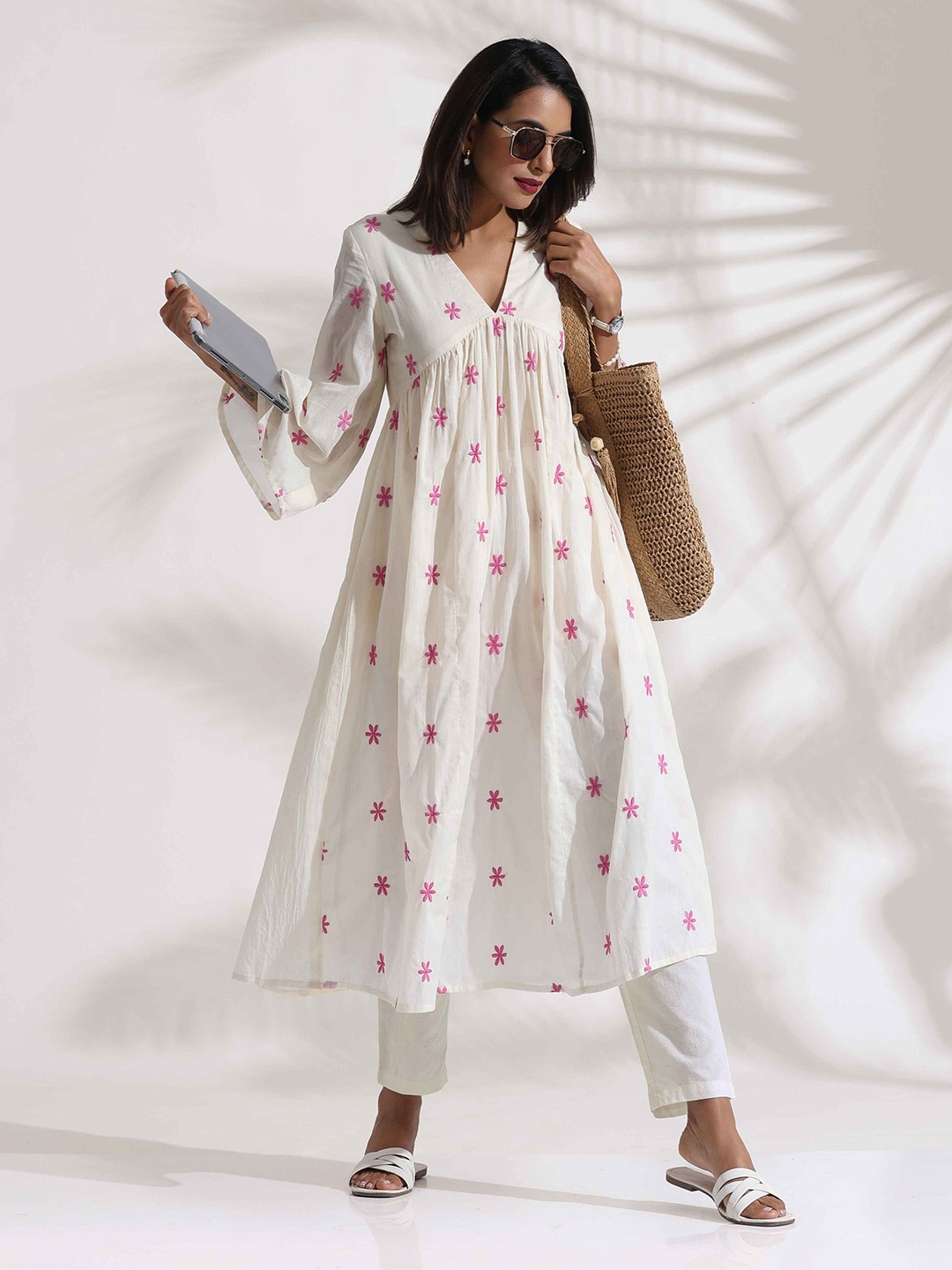 

trueBrowns Women Floral Embroidered Empire Pure Cotton A-Line Kurta with Trousers, Off white
