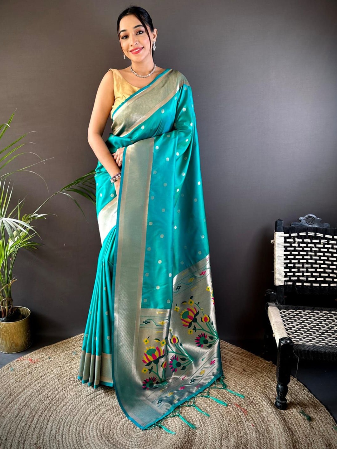 

HEER FASHION Woven Design Paithani Saree, Green