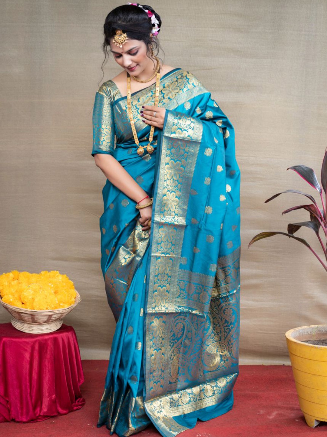 

amirat Silk Woven Saree with Blouse Piece, Teal