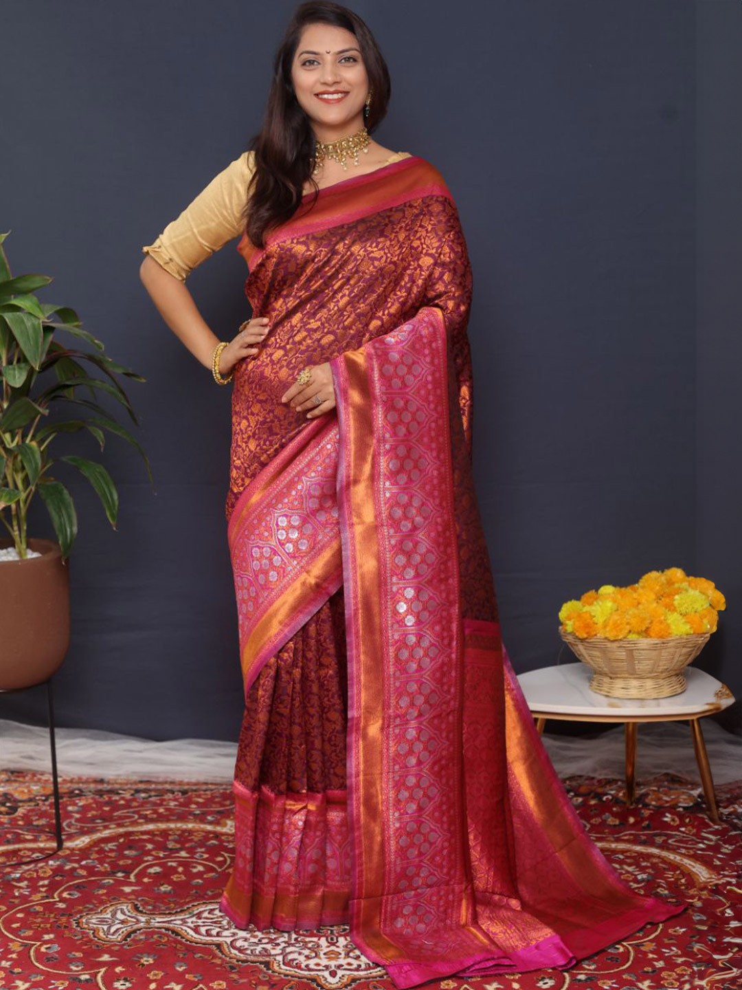 

amirat Woven Design Saree, Magenta