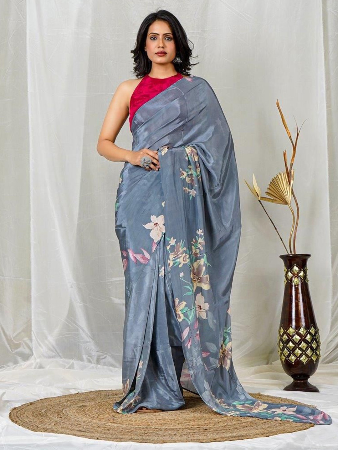 

EARTH O FAB Floral Pure Crepe Saree, Grey