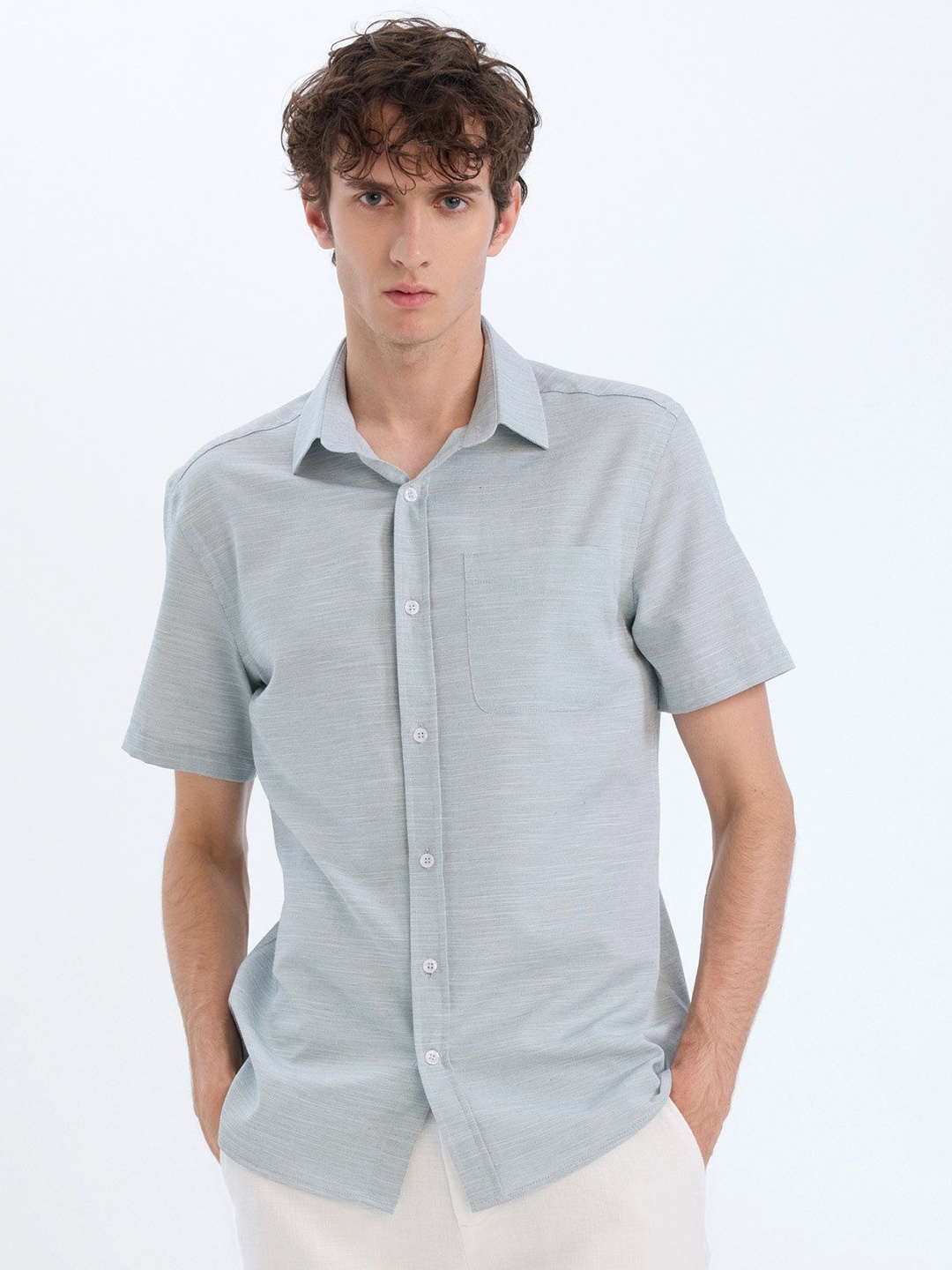 

DeFacto Men Spread Collar Solid Cotton Casual Shirt, Grey