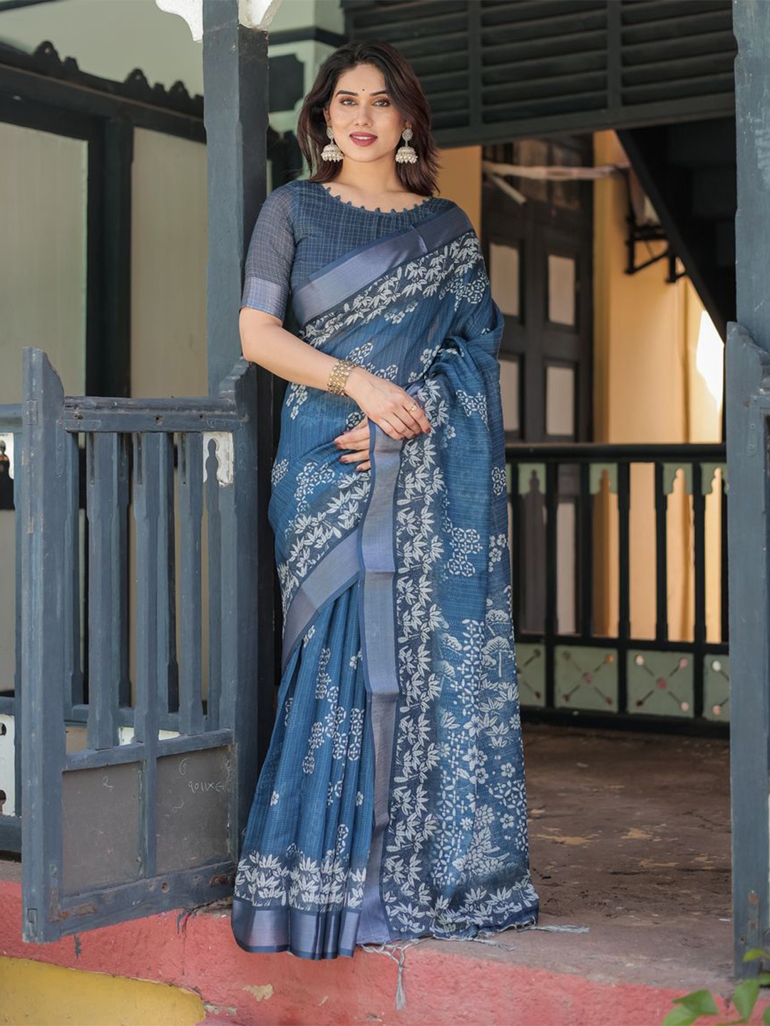 

ALMAARI FASHION Floral Printed Saree, Blue