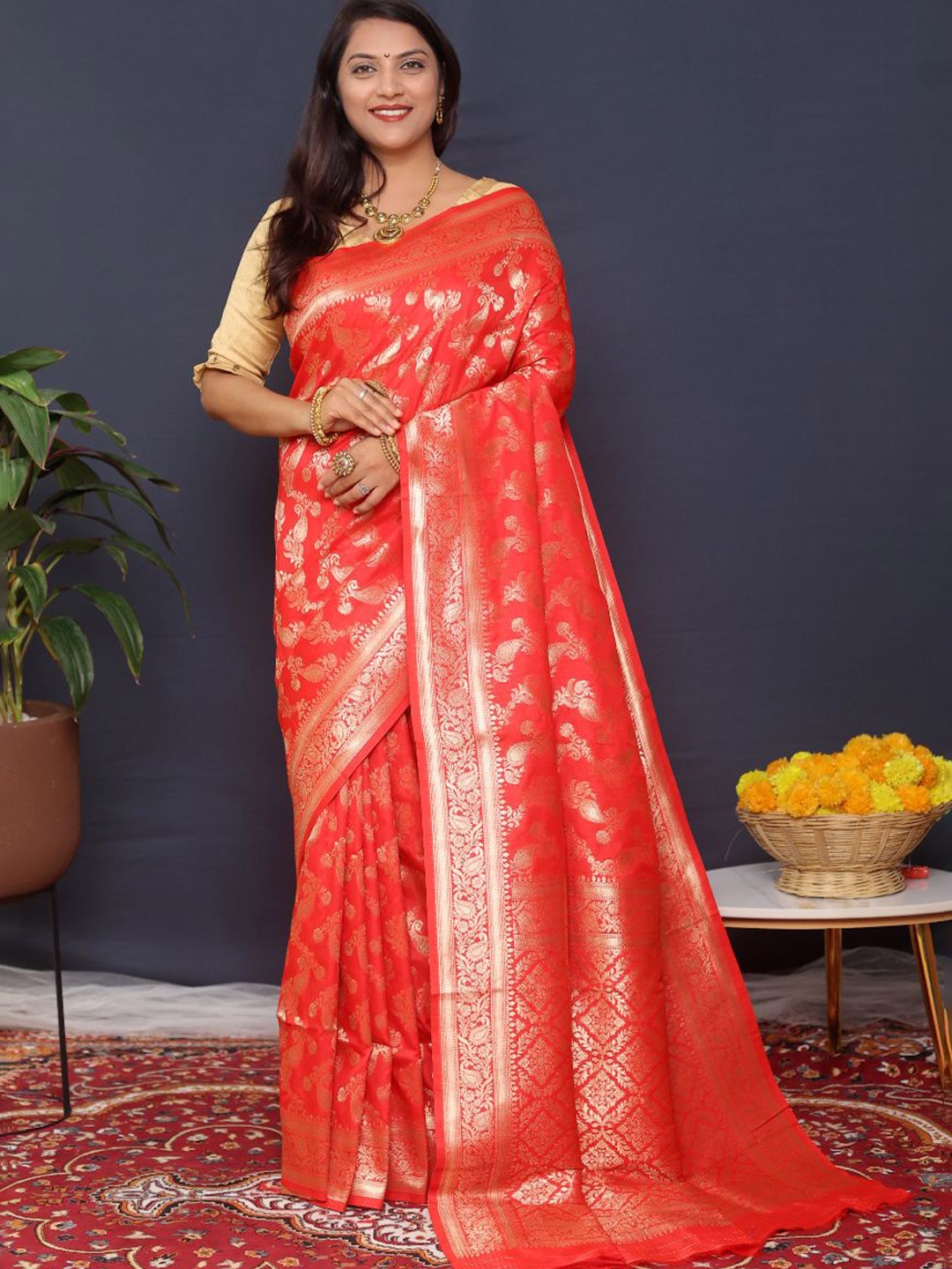 

amirat Woven Design Zari Pure Silk Banarasi Saree With blouse piece, Red