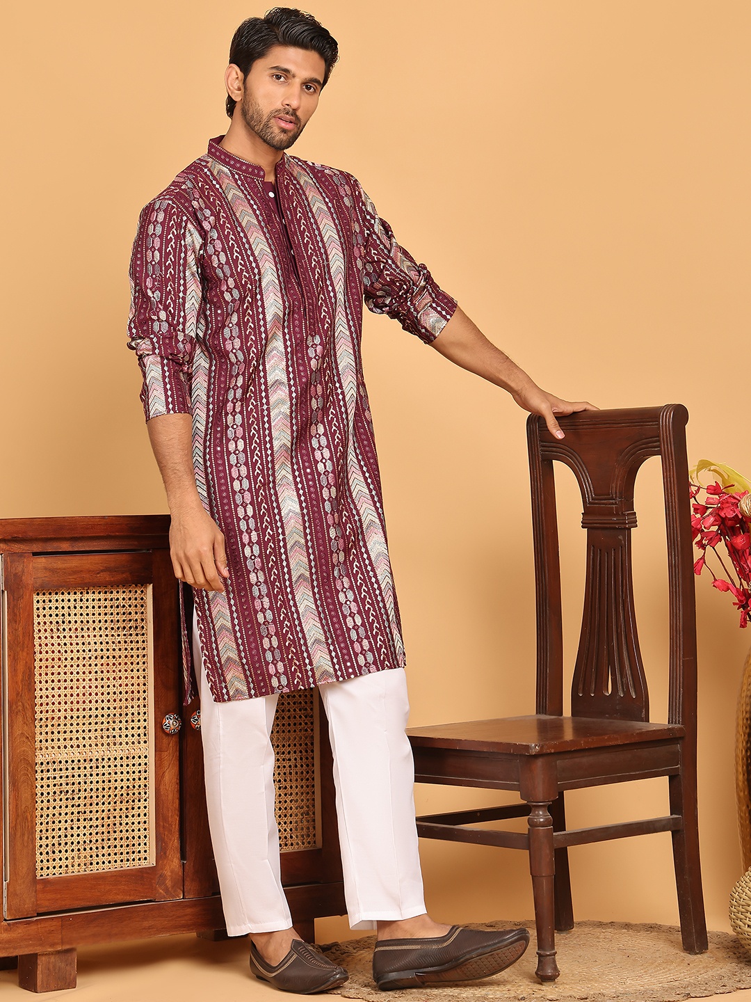 

Jompers Geometric Embroidered Mandarin Collar Straight Kurta With Pyjamas, Maroon