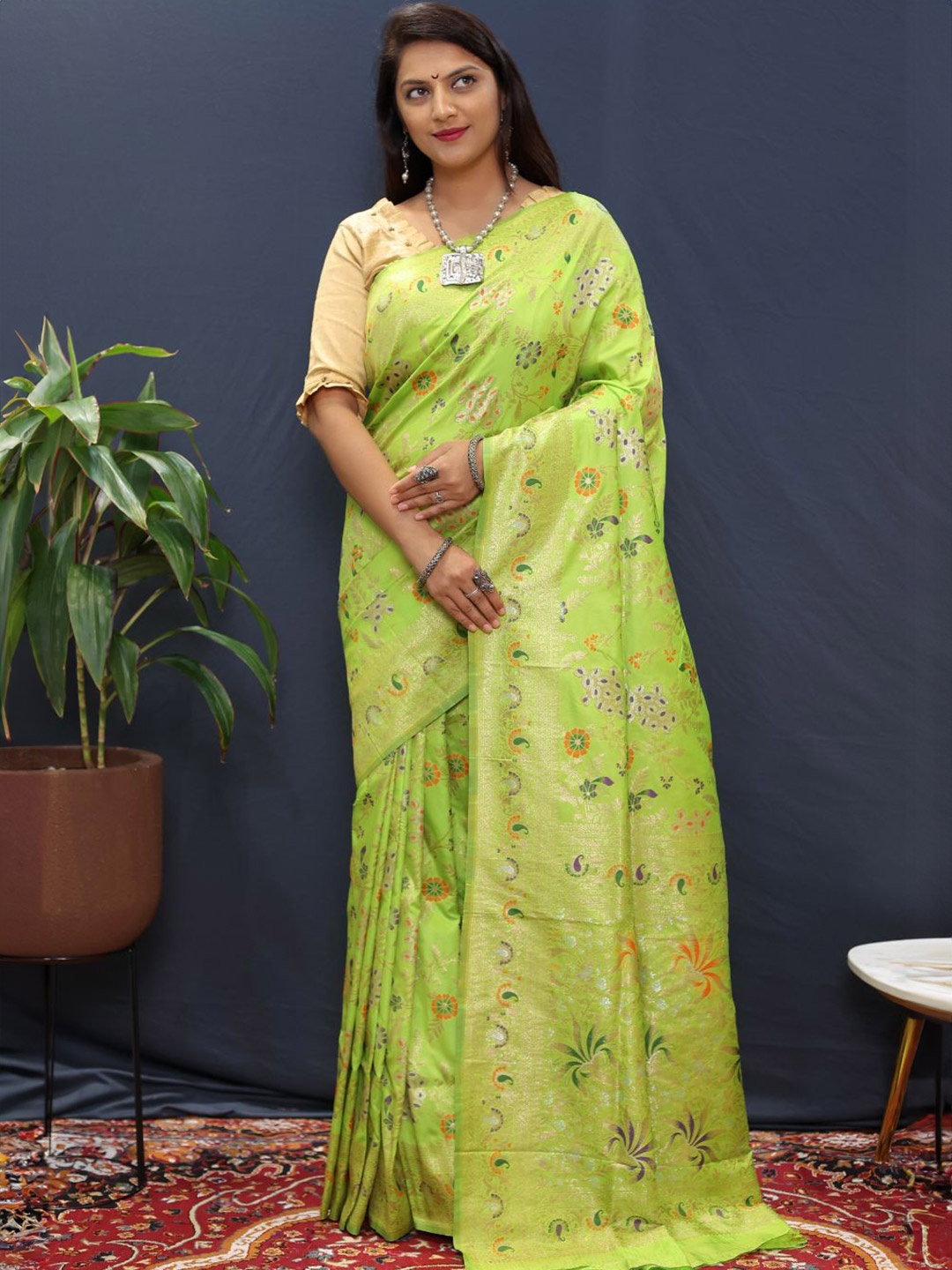 

amirat Woven Design Zari Pure Silk Banarasi Saree, Green