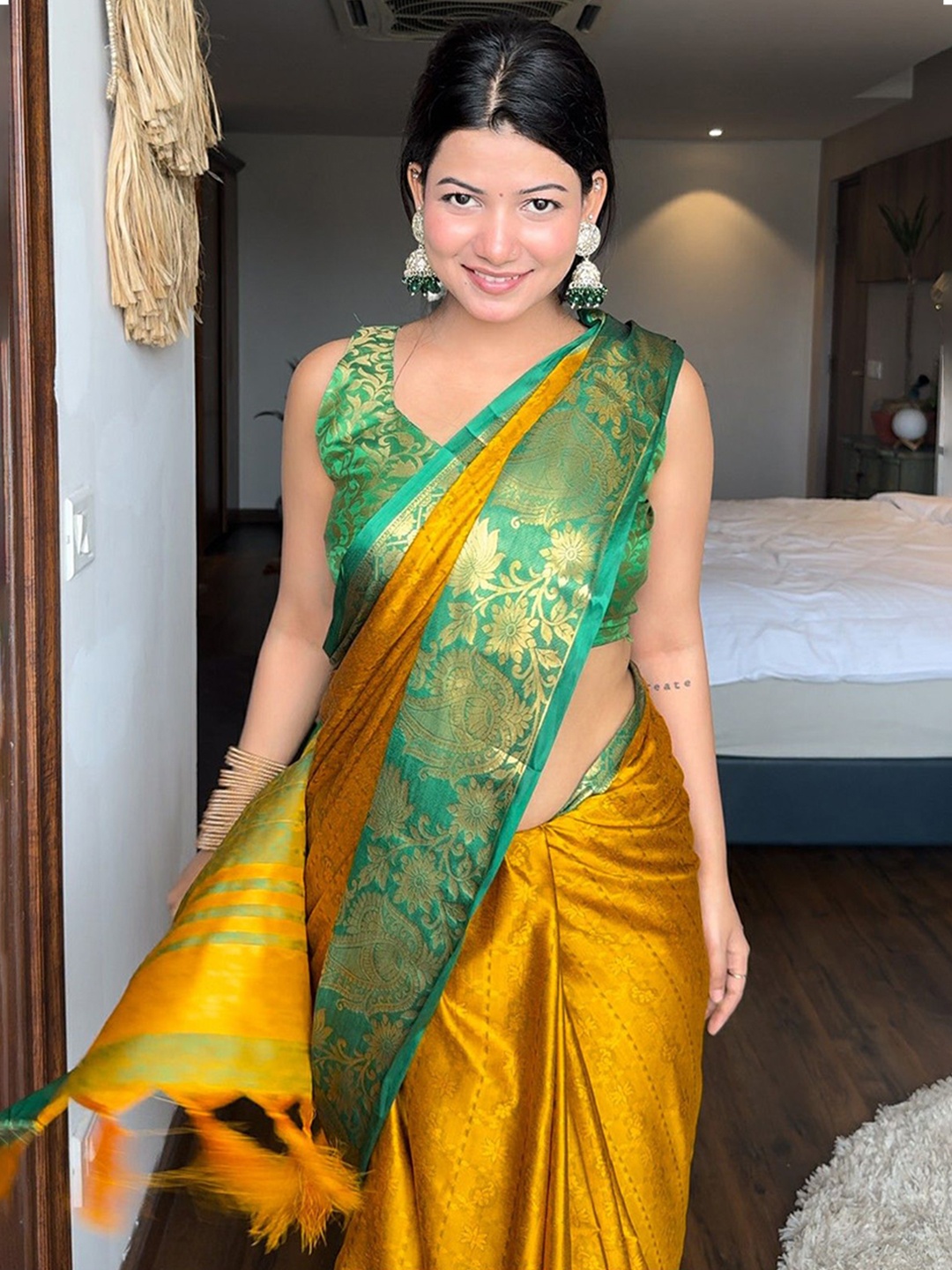

DIVASTRI Woven Design Zari Mysore Silk Saree, Gold