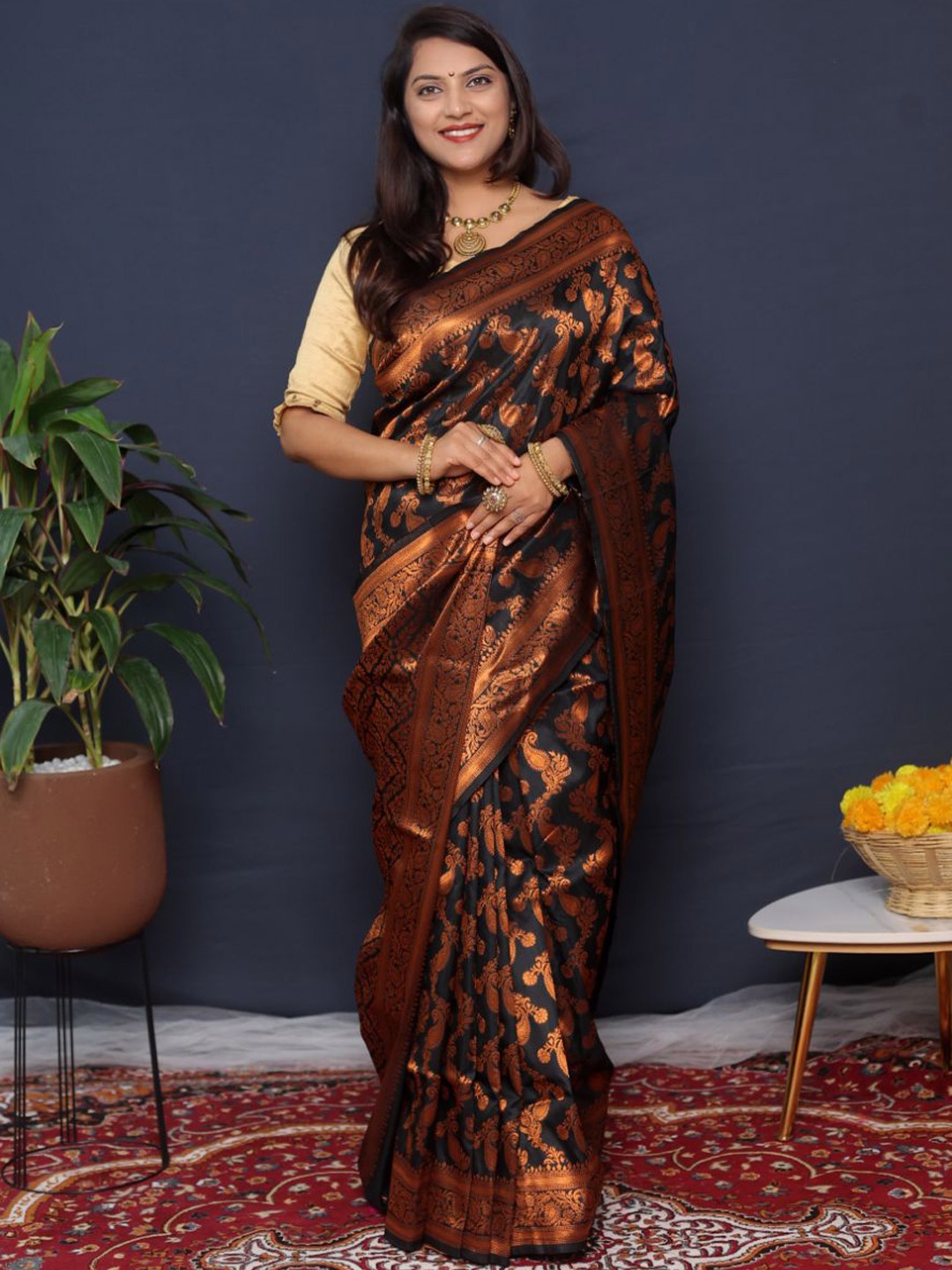 

amirat Woven Design Zari Pure Silk Banarasi Saree, Black