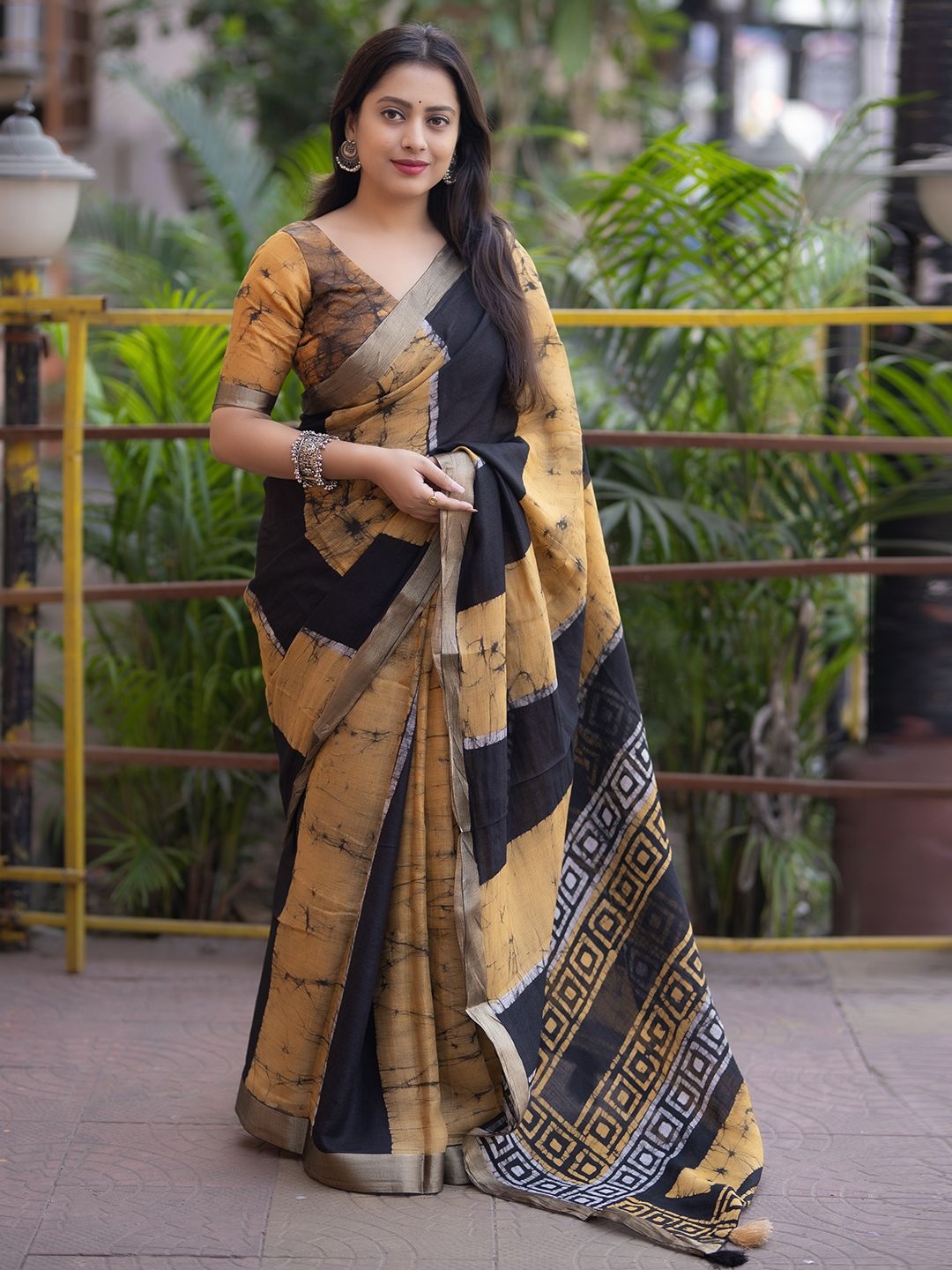 

Mitera Abstract Printed Saree With Unstitched Blouse Piece, Yellow