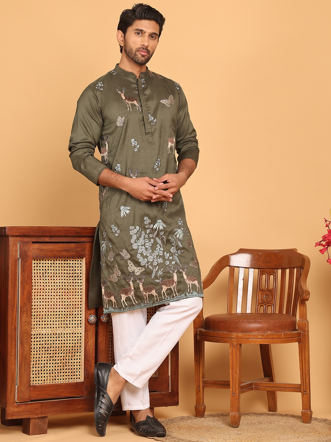 

Jompers Ethnic Motifs Embroidered Mandarin Collar Straight Kurta And Pyjama, Olive