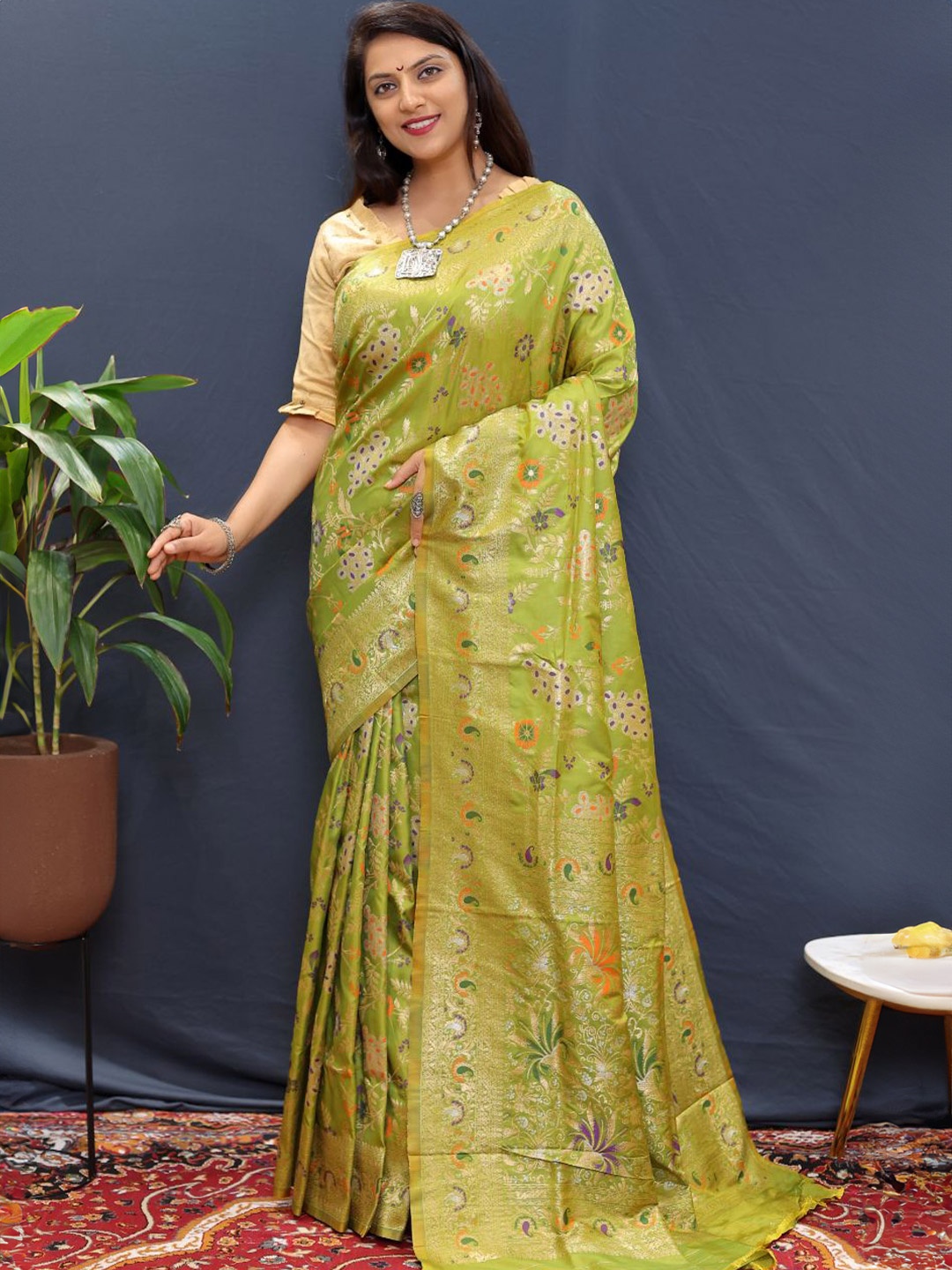 

amirat Woven Design Zari Pure Silk Banarasi Saree, Green