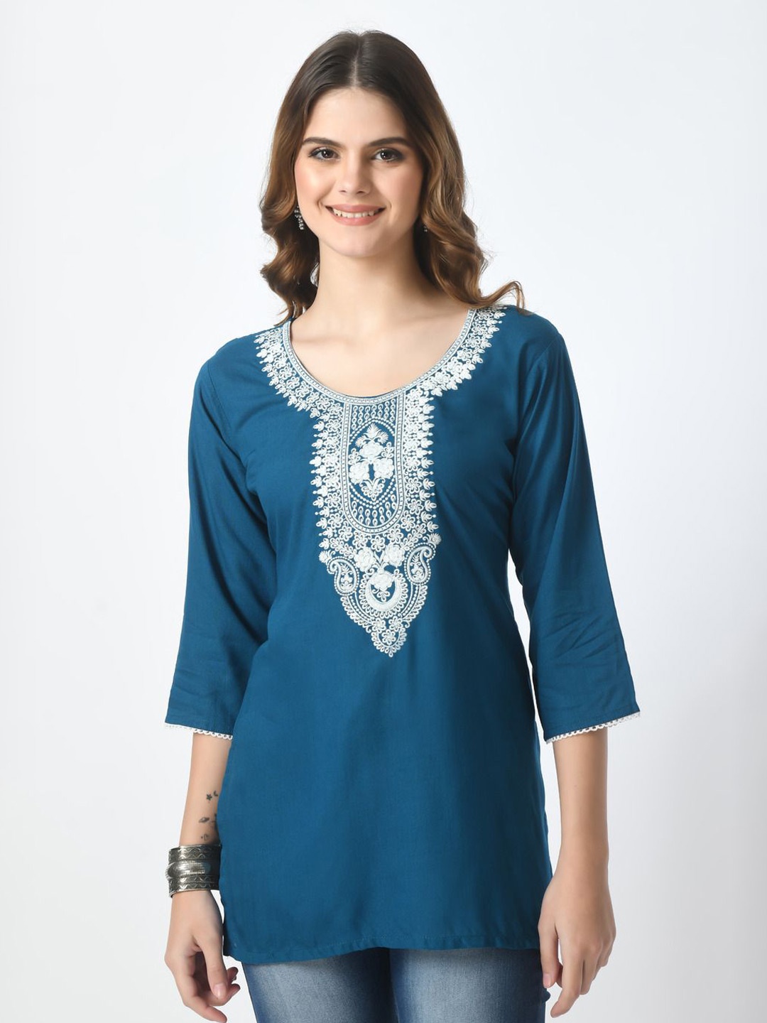 

LIBOZA Floral Embroidered Chikankari Chikankari Kurti, Turquoise blue