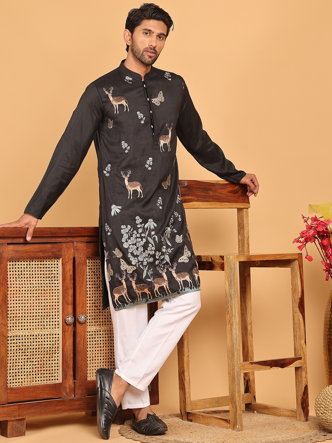 

Jompers Men Ethnic Motifs Embroidered Mandarin Collar Straight Kurta with Pyjamas, Black