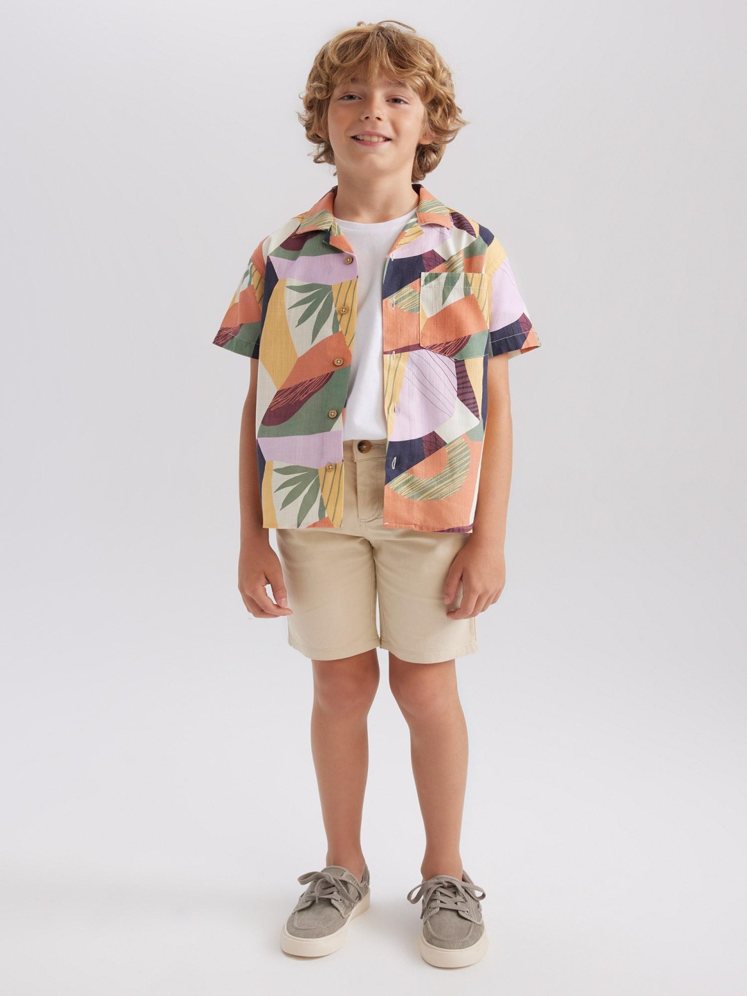 

DeFacto Boys Mid-Rise Above knee length Shorts, Na