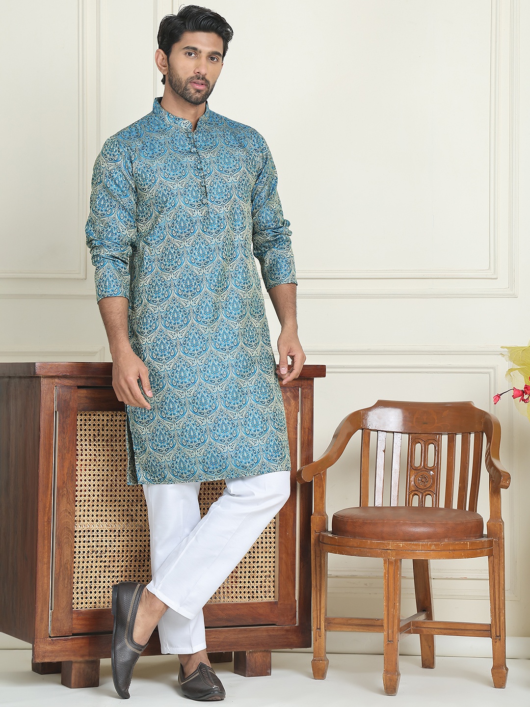 

Jompers Ethnic Motifs Embroidered Mandarin Collar Straight Kurta With Pyjamas, Blue