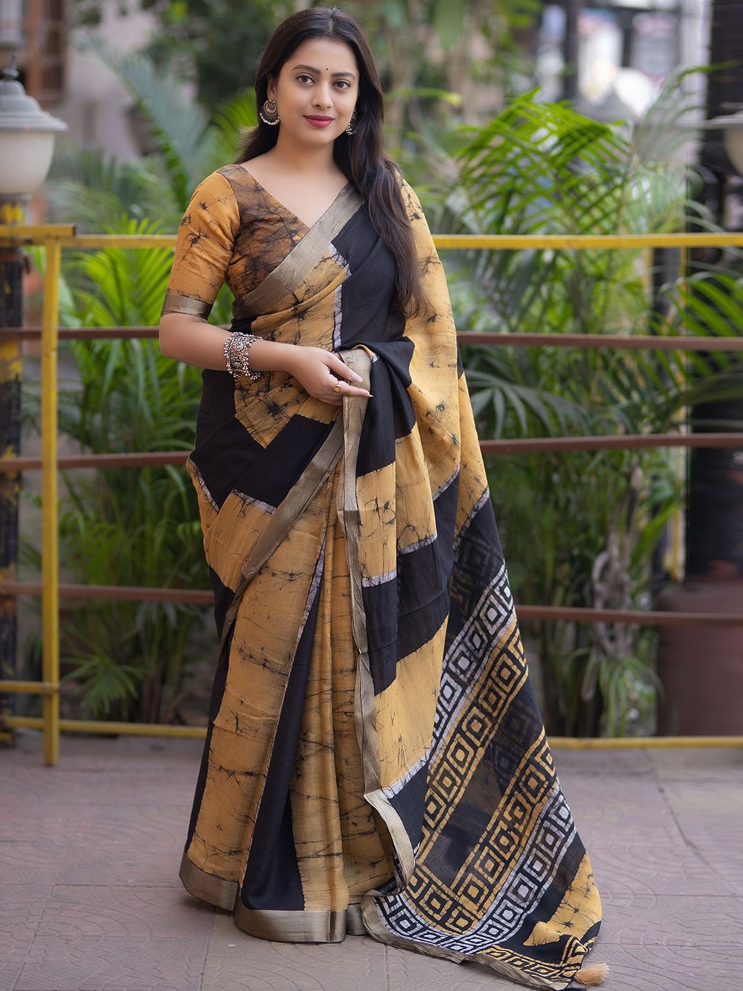 

LeeliPeeri Designer Tie and Dye Printed Saree, Yellow