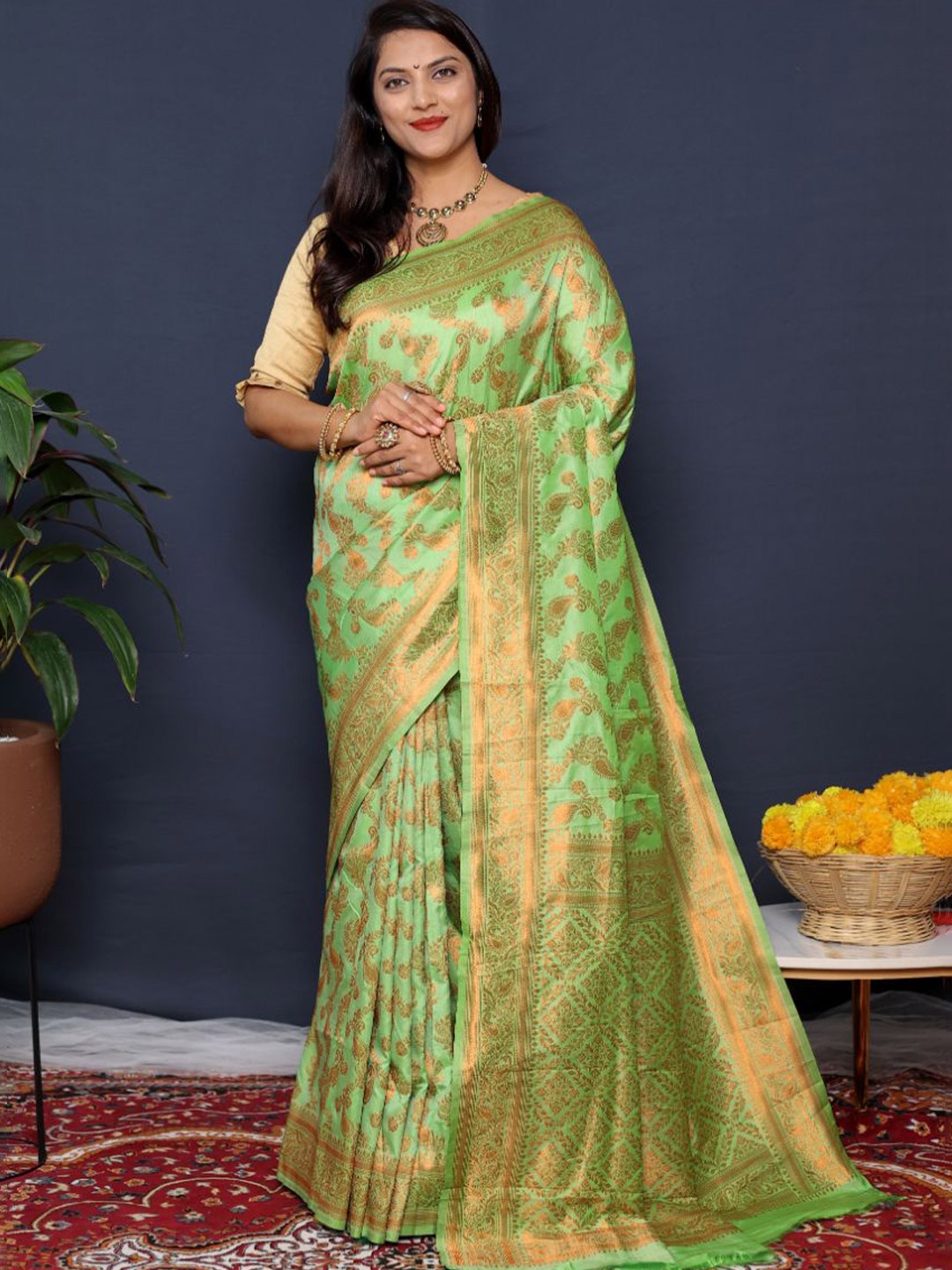 

amirat Woven Design Zari Pure Silk Banarasi Saree, Green